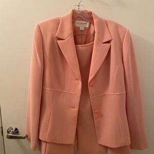 Liz Claiborne powder blush pink suit, blazer and skirt. Like new! Mint.